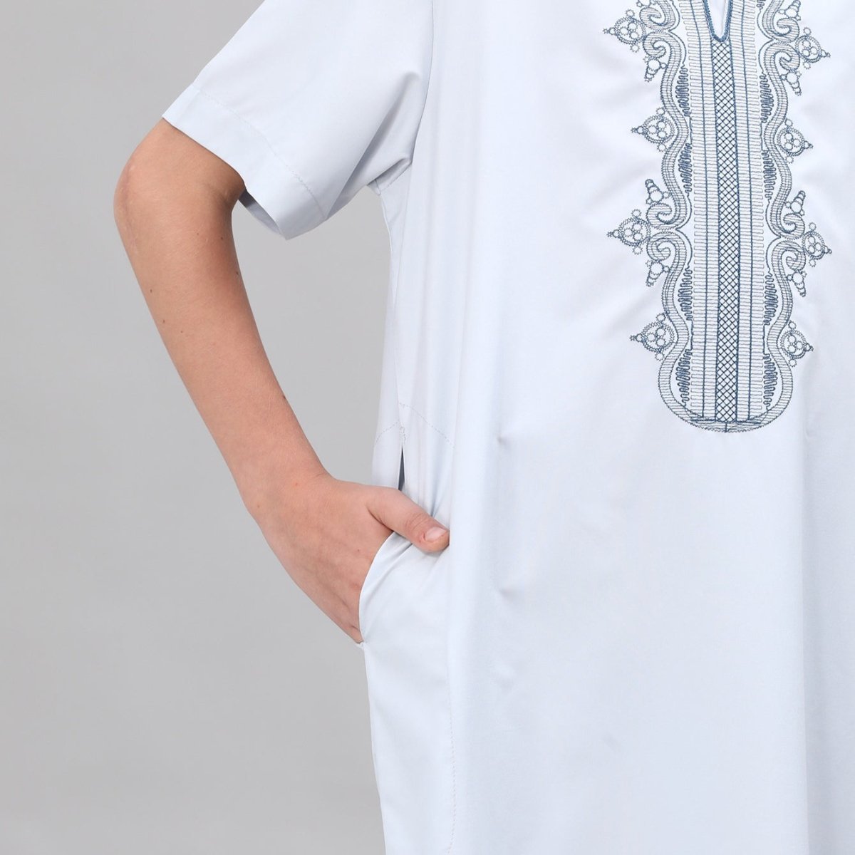 Boys' modest thobe with round neckline and geometric embroidery