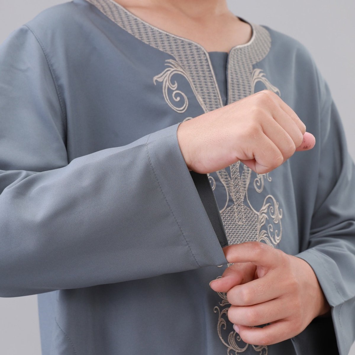 Short sleeve detail on boys' breathable poly-cotton thobe