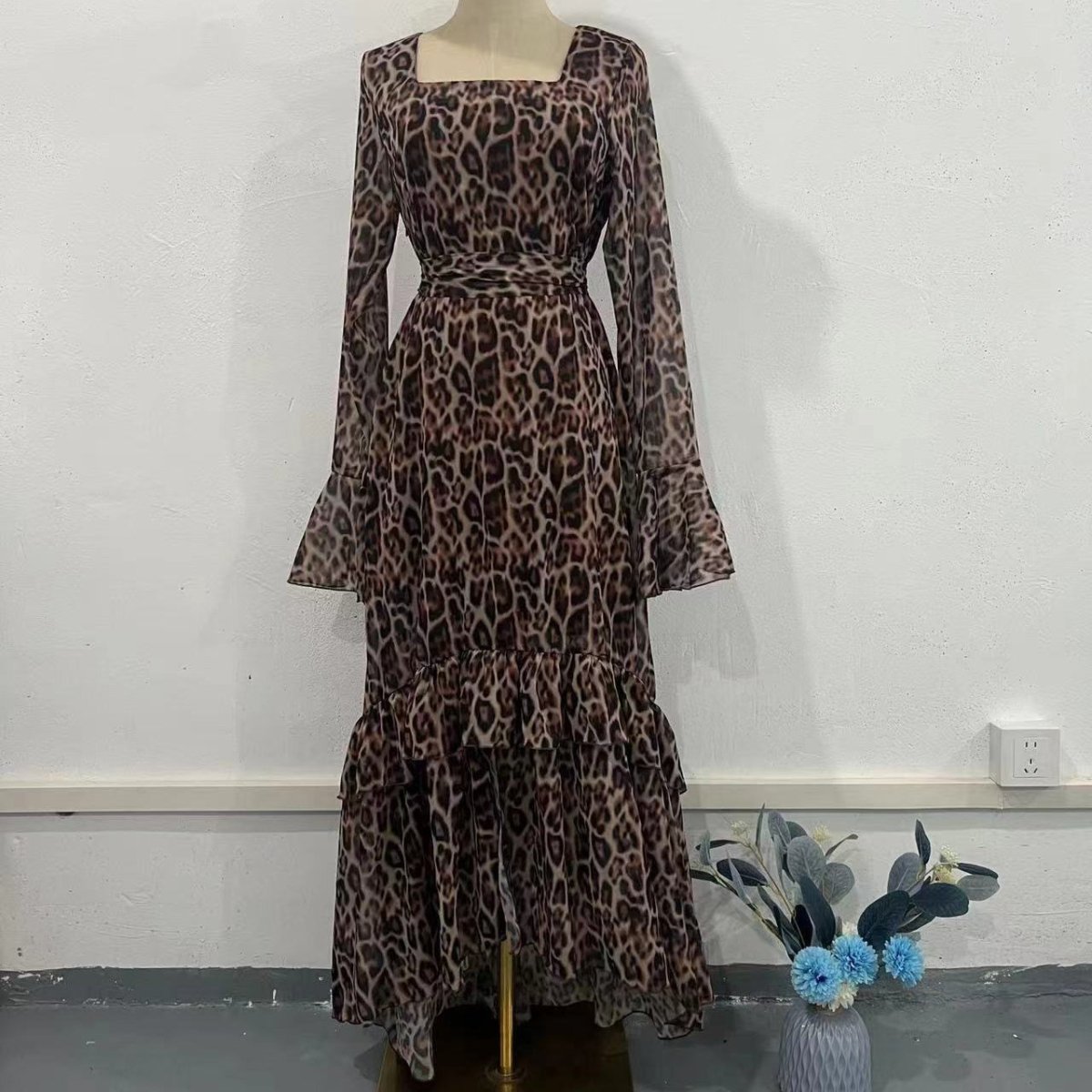 Asymmetric high-low hemline detail of leopard print chiffon maxi dress