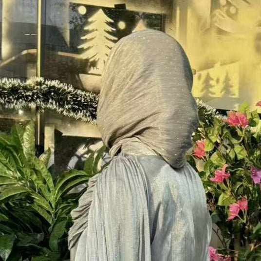 Cape sleeve detail extending beyond the wrist on pleated abaya