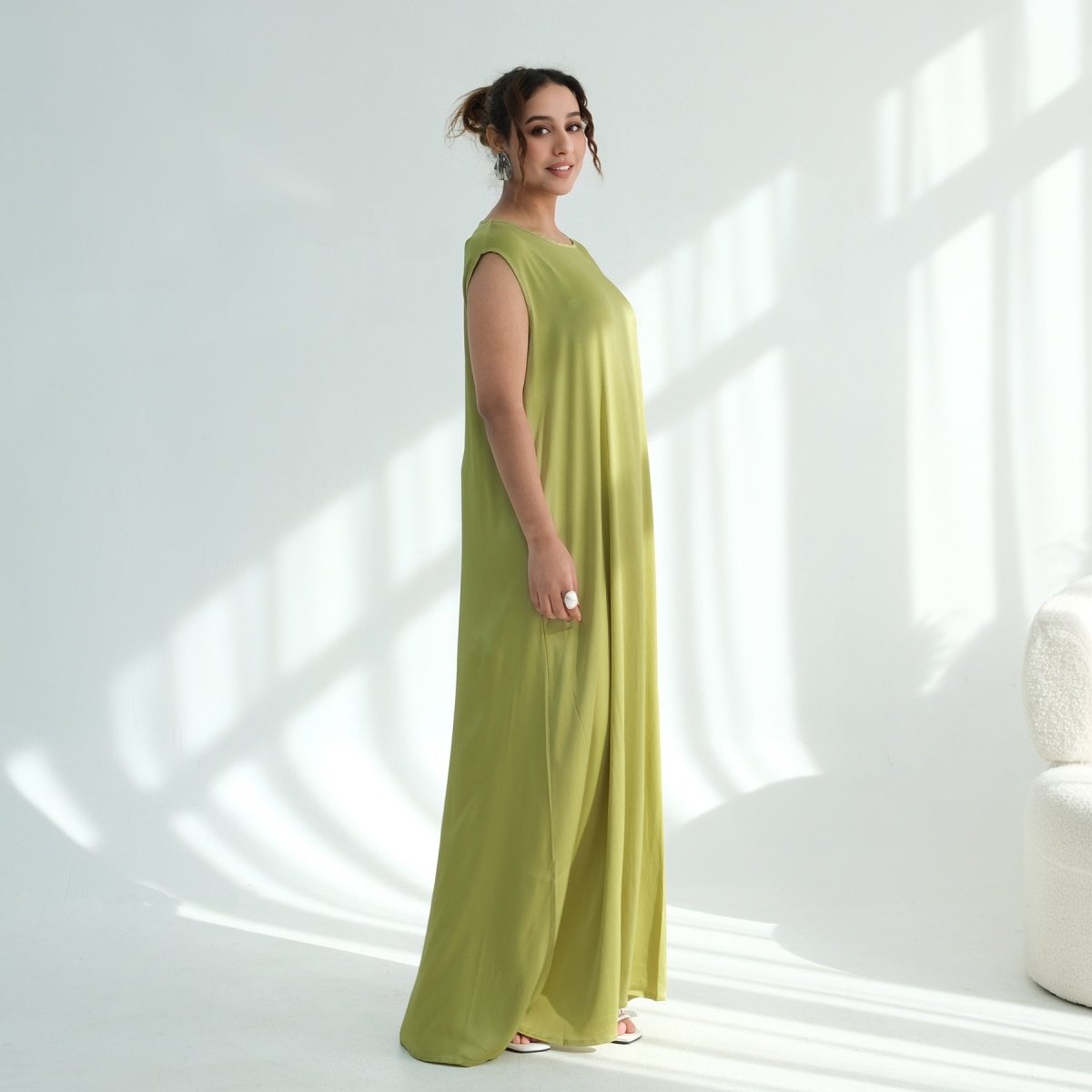 Dusty rose sleeveless maxi abaya with gentle drape and floor-length hem