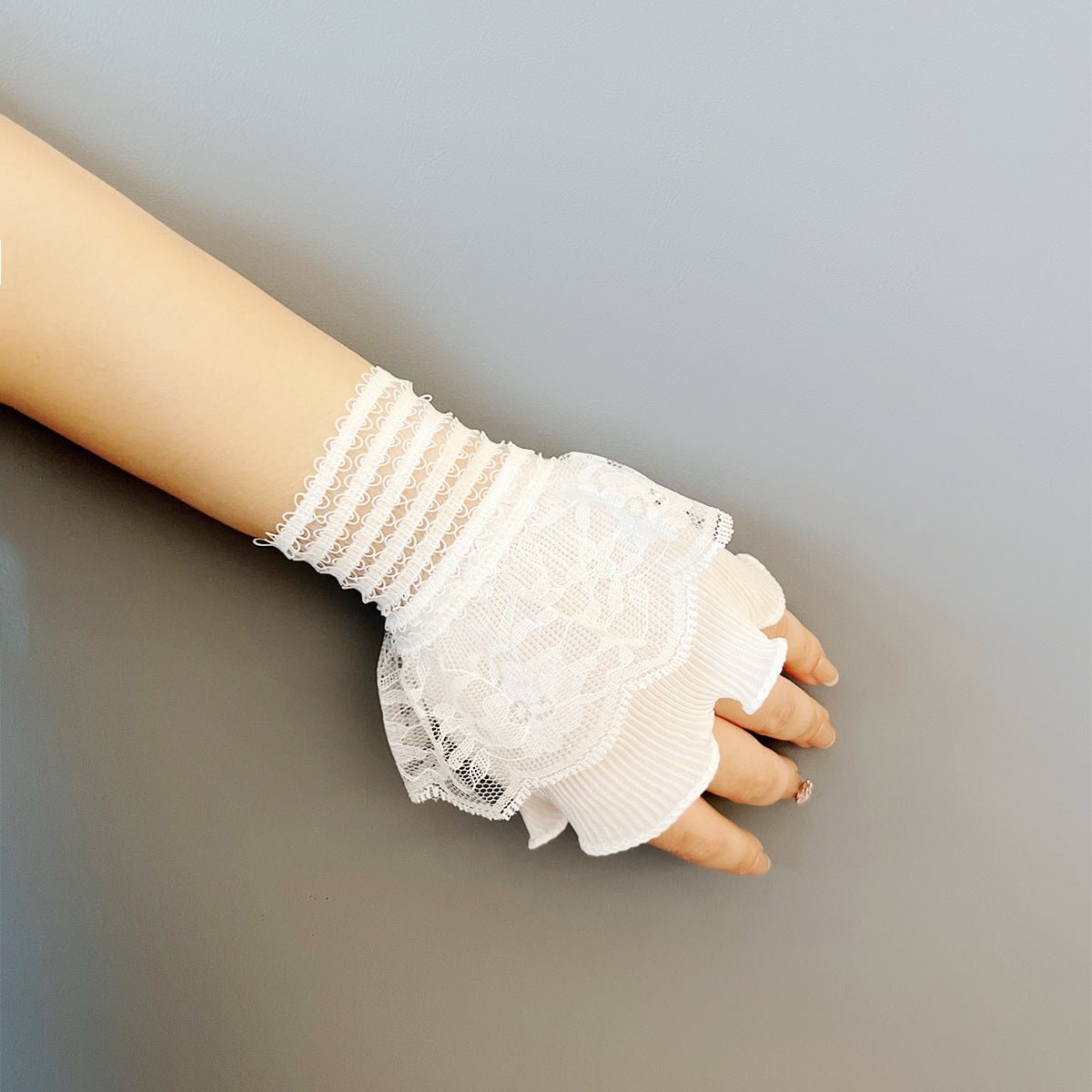 Double layer lace cuff sleeves in white with scalloped lace trim