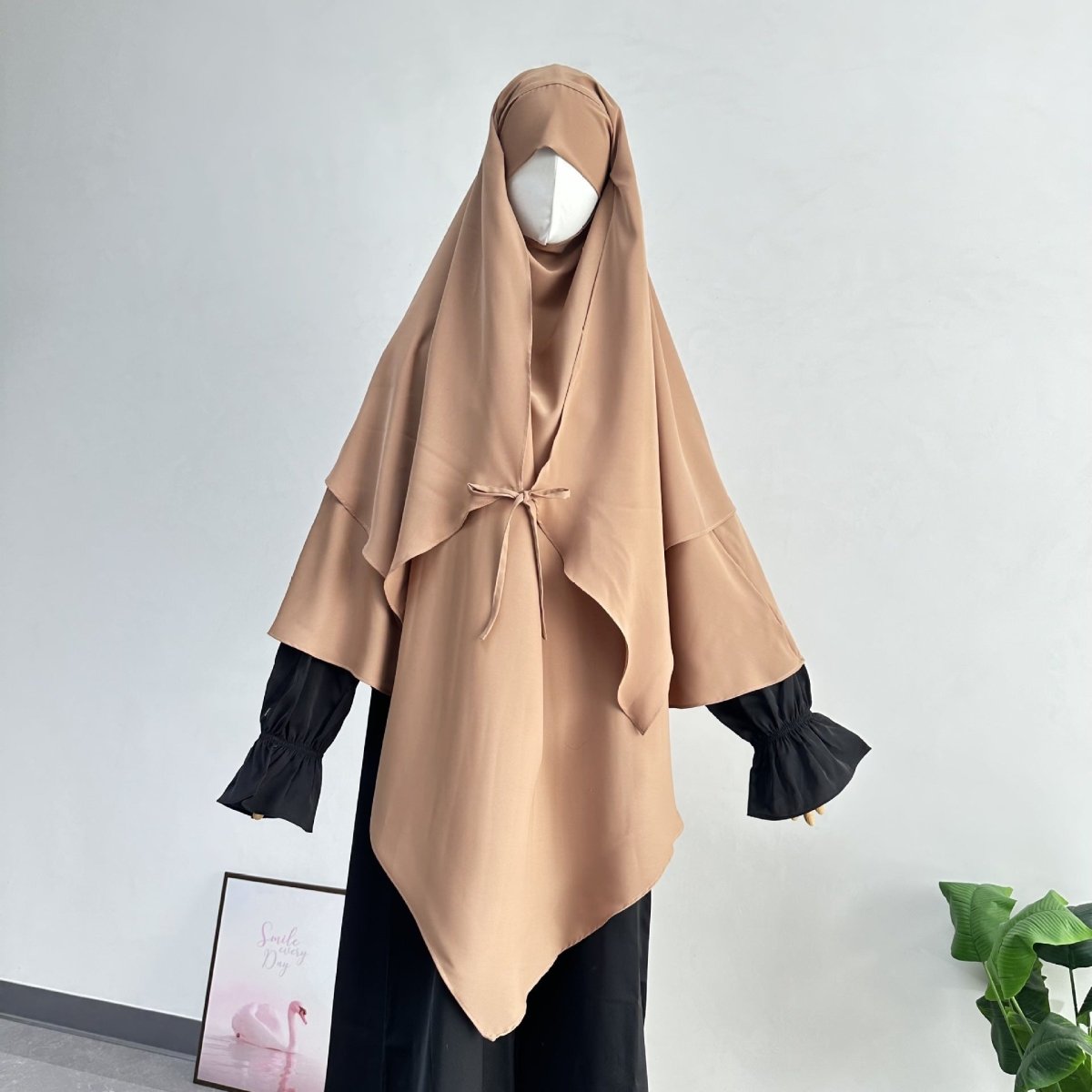 Close-up of two-tone contrast colour sleeves on double layer khimar