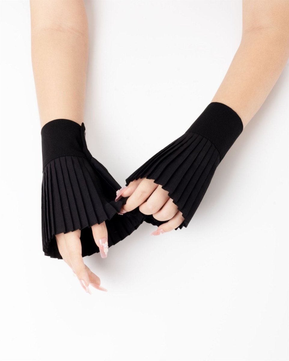 Detachable accordion cuff accessories in white with button detail