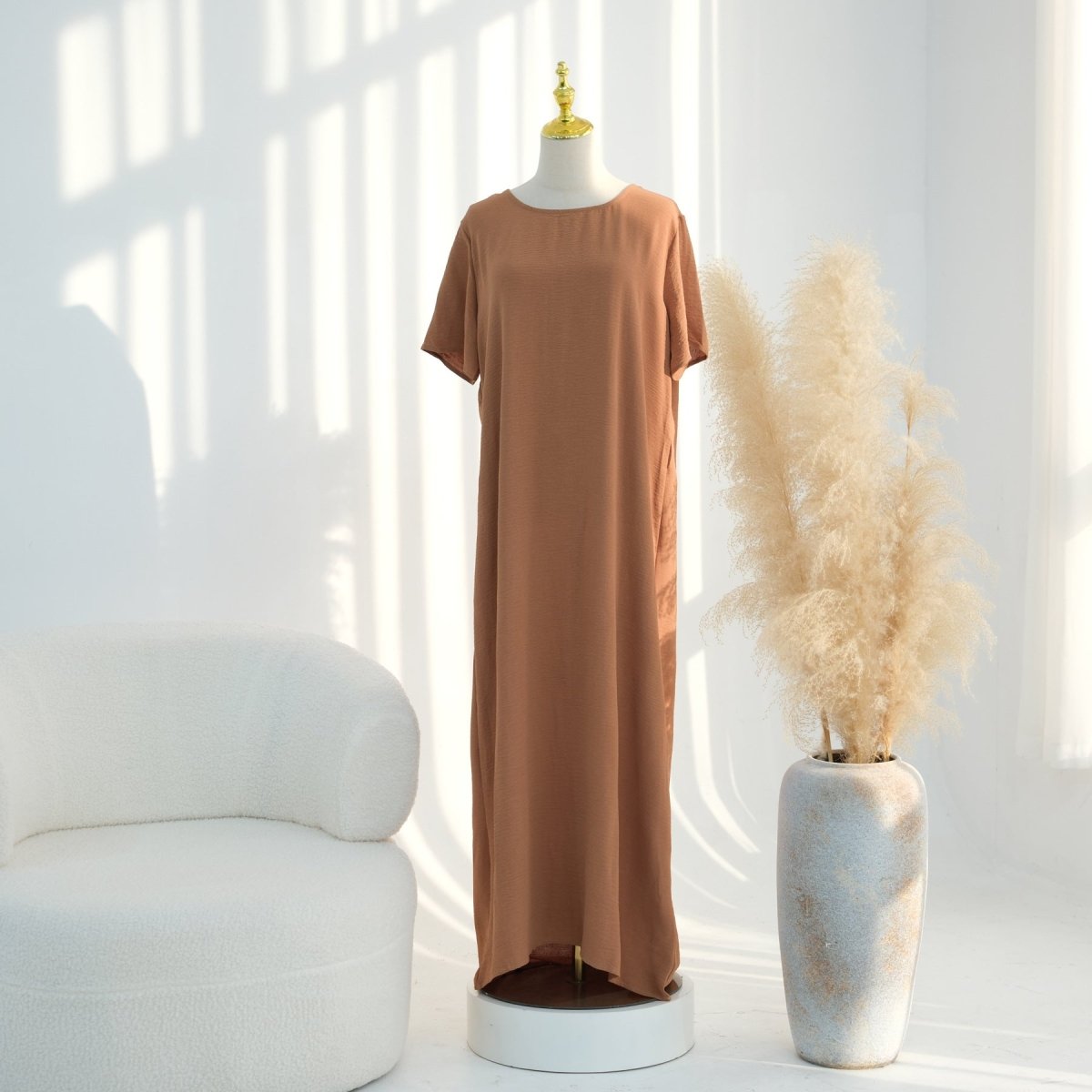 Floor-length hem of the white crinkle basic abaya base layer