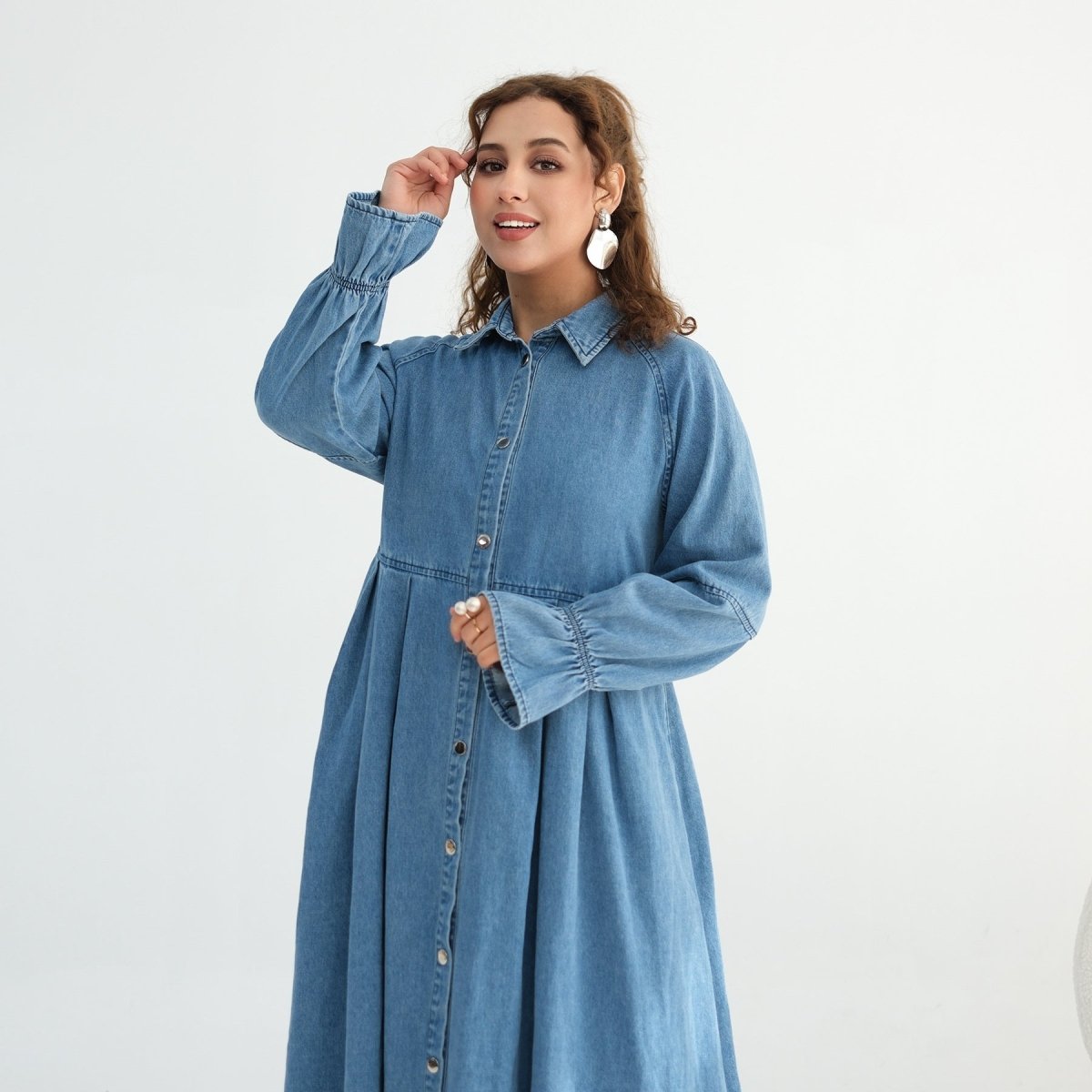 Elasticated cuff detail on long-sleeve denim abaya