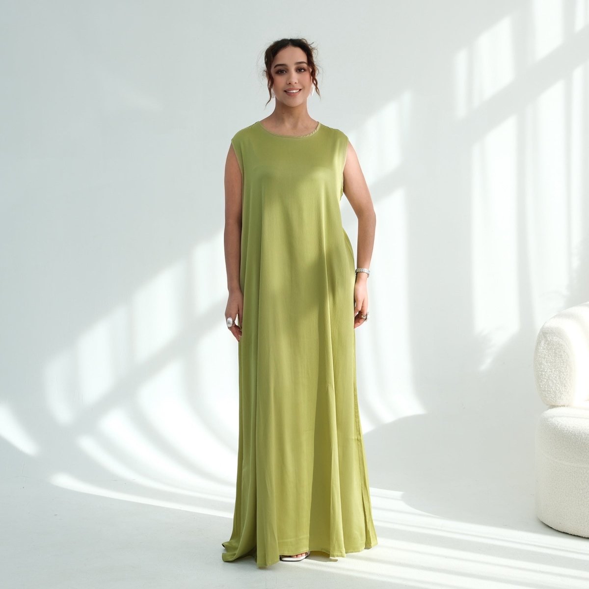 Close-up of collarless crew neckline on poly-cotton blend casual abaya